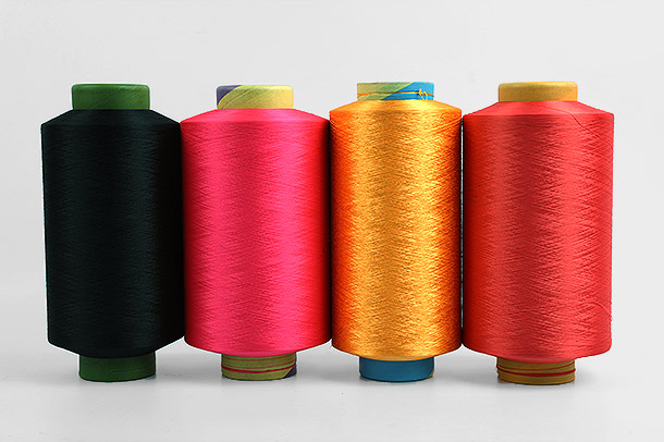 Le fil de filaments de polyester est l'un des types de fils les plus populaires utilisés dans l'industrie textile.
