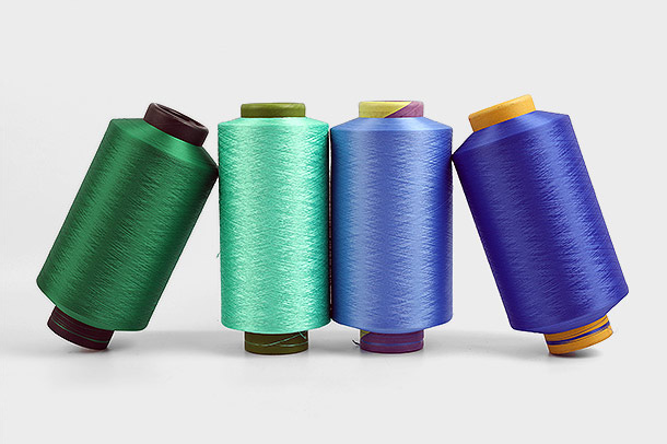 La grande solidité des couleurs du fil polyester DTY peut-elle garantir le maintien des couleurs vives ?