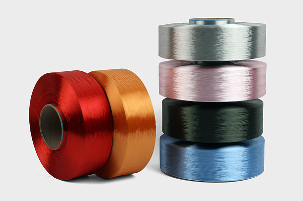 Quel est l'impact du nombre de deniers des fils de polyester FDY sur leur polyvalence et leurs applications dans l'industrie textile ?