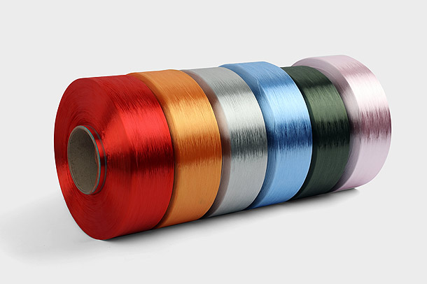 Le fil polyester teint dans la masse est un type de fibre textile produite à partir de la polymérisation chimique de l'éthylène et d'un colorant.
