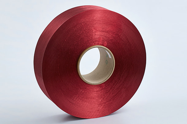 Le fil de polyester est une fibre populaire utilisée pour fabriquer une grande variété de produits.