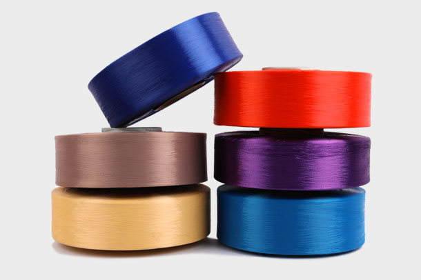 Comment la résistance à l'abrasion du fil polyester POY garantit-elle que les produits de l'industrie des vêtements d'extérieur peuvent résister au vent à long terme